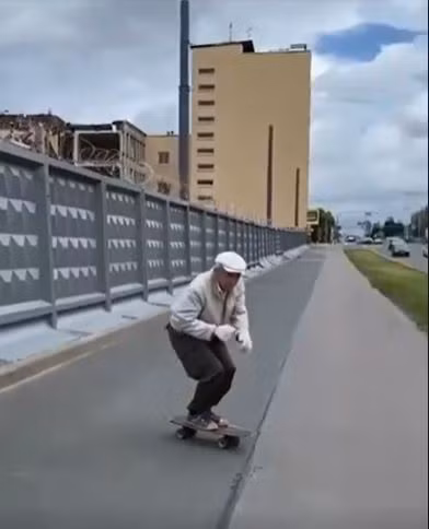 Cụ ông 73 tuổi gây bất ngờ bởi khả năng trượt ván điêu luyện của mình