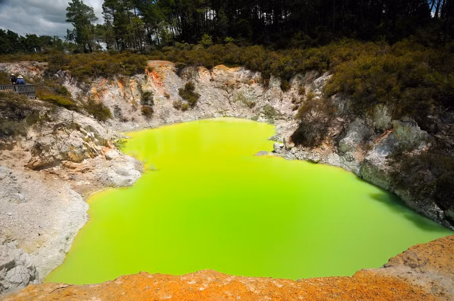 "Phòng tắm của quỷ" là địa điểm thu hút nhiều du khách ưa phiêu lưu, thích khám phá những điều kỳ bí của tự nhiên.