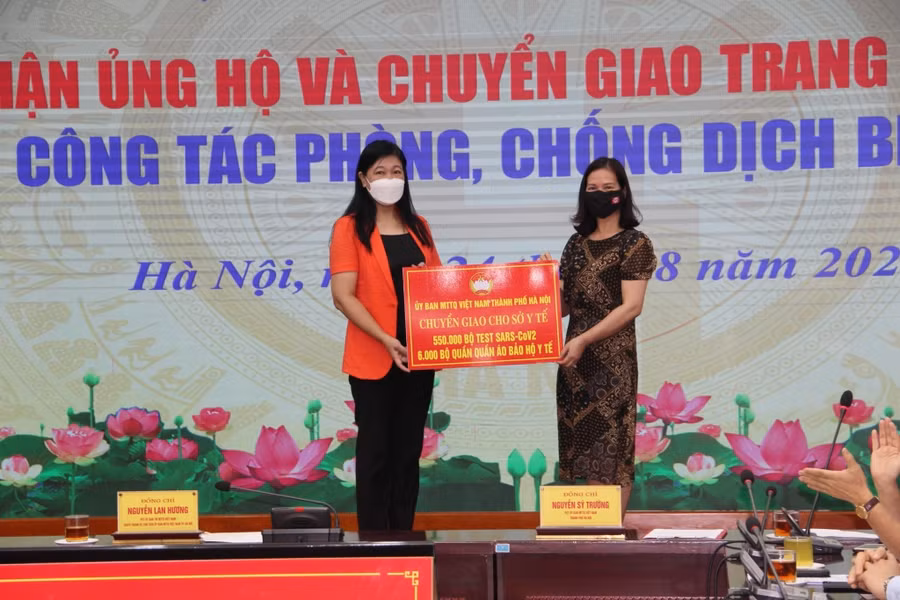 MTTQVN TP Hà Nội chuyển giao trang thiết bị cho Sở Y tế.
