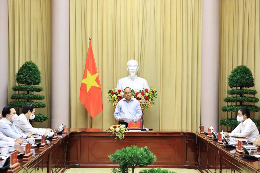 Chủ tịch nước Nguyễn Xuân Phúc gặp mặt các điển hình tiên tiến trong thực hiện mục tiêu kép của ngành dệt may Việt Nam.