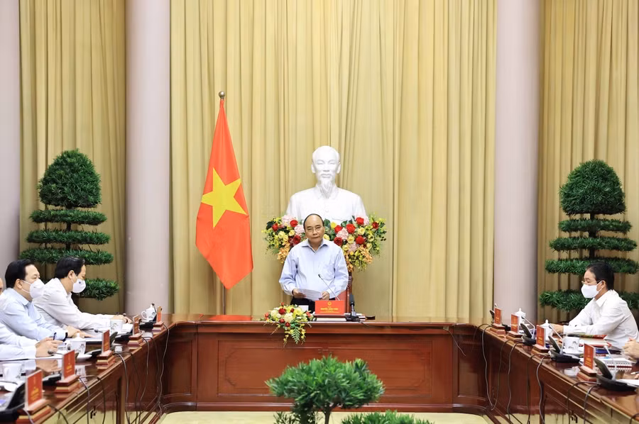 Chủ tịch nước Nguyễn Xuân Phúc gặp mặt các điển hình tiên tiến trong thực hiện mục tiêu kép của ngành dệt may Việt Nam.