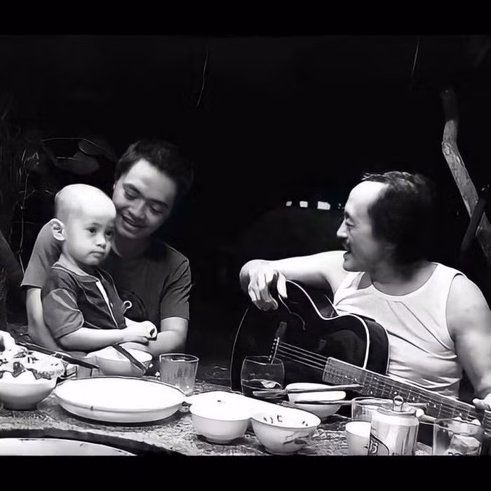 Nghệ sĩ Giang Còi vui vẻ trò chuyện, đàn hát bên mâm cơm gia đình.