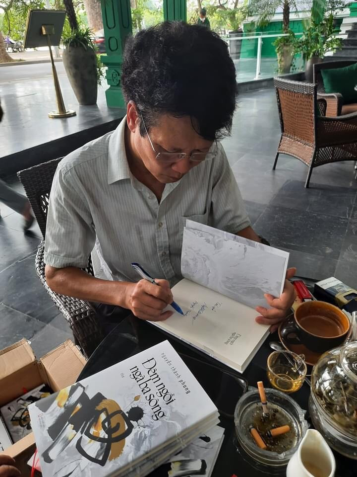 Nhà thơ Nguyễn Thành Phong kí tặng Tập thơ "Đêm ngồi ngã ba sông" cho độc giả mến mộ Nhà thơ Nguyễn Thành Phong kí tặng Tập thơ "Đêm ngồi ngã ba sông" cho độc giả mến mộ