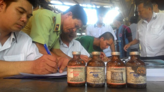 Rùng mình cách tiêm thuốc an thần vào heo trước khi giết mổ - Ảnh 1 Rùng mình cách tiêm thuốc an thần vào heo trước khi giết mổ - Ảnh 1