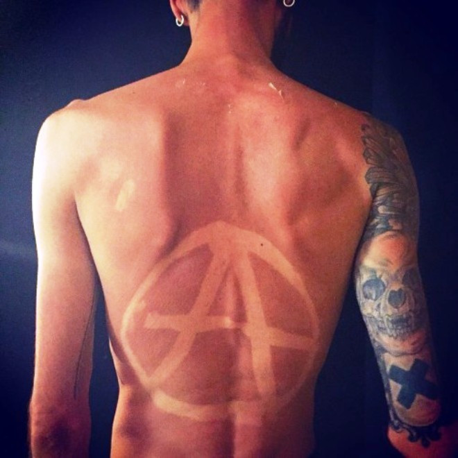 Tuy nhiên, trào lưu này vẫn chưa hề có dấu hiệu hạ nhiệt. Hiện không chỉ các cô gái mà nhiều chàng trai cũng bắt đầu hào hứng tham gia. Hình xăm rám nắng - trào lưu nguy hiểm nhất của giới trẻ?