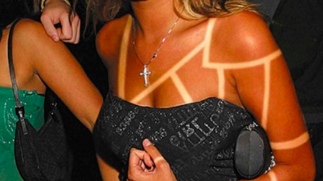 Theo Huffington Post, nghệ thuật cháy nắng (sunburn art) và hình xăm rám nắng (tan tatoo) hiện là trào lưu thu hút sự tham gia của đông đảo giới trẻ châu Âu trong mùa hè này. Hình xăm rám nắng - trào lưu nguy hiểm nhất của giới trẻ?