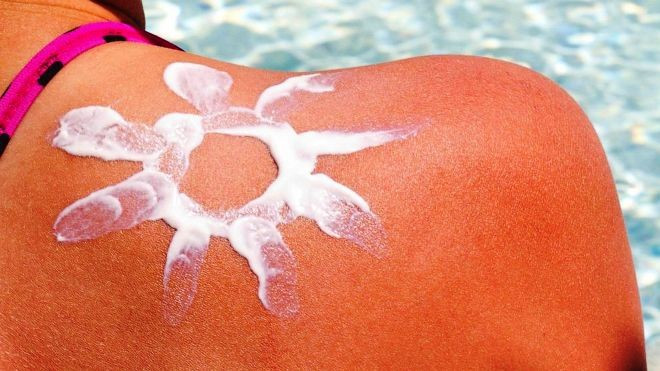 Nếu muốn hình xăm được rõ và bền, người tham gia phải phơi da rất lâu để tạo ra độ tương phản về màu. Giới trẻ do đó đã đẩy nhanh tốc độ bằng cách không bôi kem, để da tiếp xúc trực tiếp với ánh nắng mặt trời. Hình xăm rám nắng - trào lưu nguy hiểm nhất của giới trẻ?