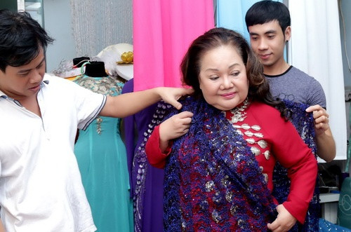 Hoài Linh “phá lệ” giả gái vì chủ hôn NSND Ngọc Giàu ảnh 7 Hoài Linh