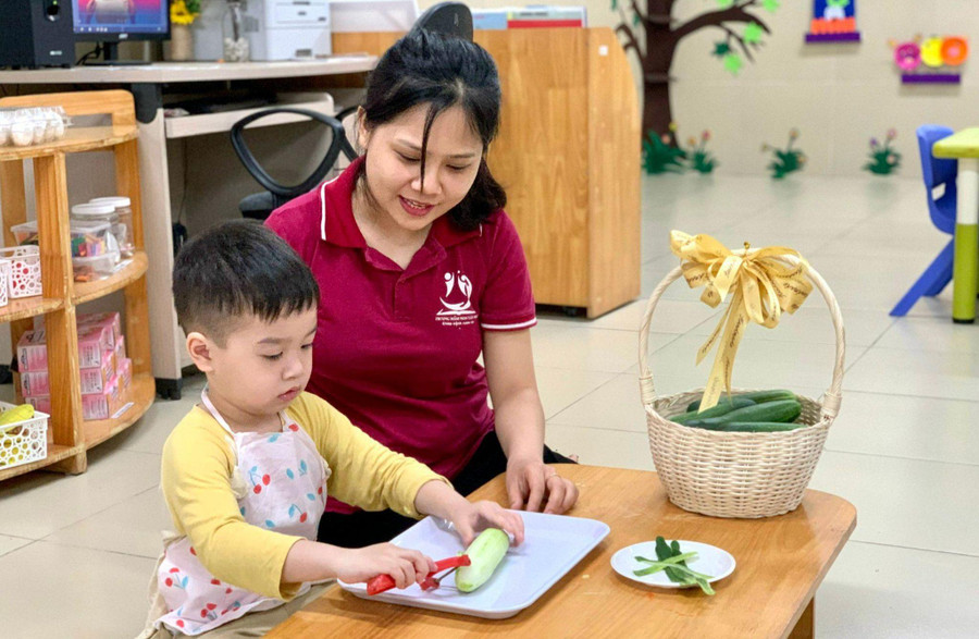 Cô trò Trường Mầm non Tân Mai (quận Long Biên, Hà Nội) trong giờ học thực hành. Ảnh: NVCC