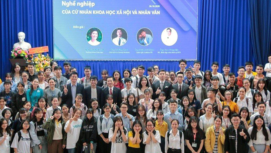 Cựu sinh viên Trường ĐH KHXH&NV, ĐHQG TPHCM chia sẻ kinh nghiệm nghề nghiệp với thế hệ sau của trường. Ảnh: NTCC Cựu sinh viên Trường ĐH KHXH&NV, ĐHQG TPHCM chia sẻ kinh nghiệm nghề nghiệp với thế hệ sau của trường. Ảnh: NTCC