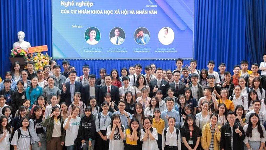 Cựu sinh viên Trường ĐH KHXH&amp;NV, ĐHQG TPHCM chia sẻ kinh nghiệm nghề nghiệp với thế hệ sau của trường. Ảnh: NTCC