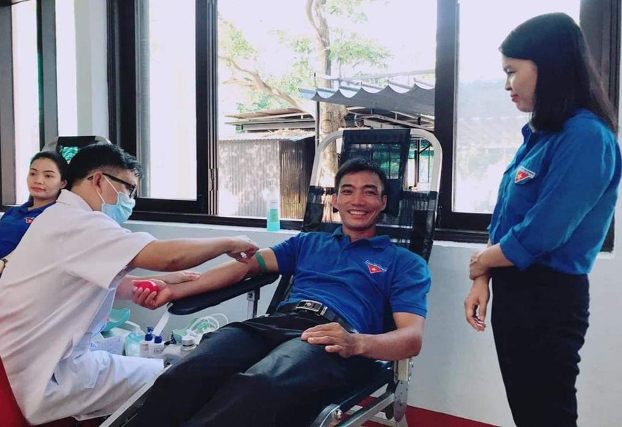 Thầy giáo Nguyễn Chơn Cảm trong một lần tham gia hiến máu tình nguyện. Ảnh: NVCC Thầy giáo Nguyễn Chơn Cảm trong một lần tham gia hiến máu tình nguyện. Ảnh: NVCC