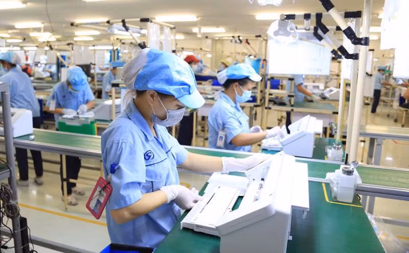 Cơ cấu lao động phần lớn có kỹ năng hạn chế, thu nhập thấp. Ảnh minh hoạ