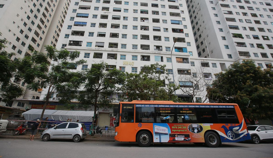 Khu chung cư Linh Đàm (phường Hoàng Liệt) tập trung hàng vạn hộ dân đã gây áp lực lên hệ thống trường lớp. Khu chung cư Linh Đàm (phường Hoàng Liệt) tập trung hàng vạn hộ dân đã gây áp lực lên hệ thống trường lớp.