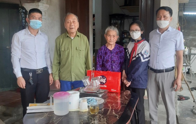 Từ nguồn quỹ của phong trào Nuôi heo tiết kiệm sẽ giúp đỡ học sinh có hoàn cảnh khó khăn trong nhà trường. Từ nguồn quỹ của phong trào Nuôi heo tiết kiệm sẽ giúp đỡ học sinh có hoàn cảnh khó khăn trong nhà trường.