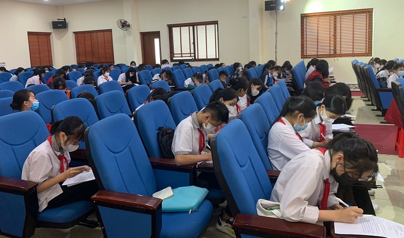 Các phóng viên nhí thực hành viết tin tại buổi tập huấn. Các phóng viên nhí thực hành viết tin tại buổi tập huấn.