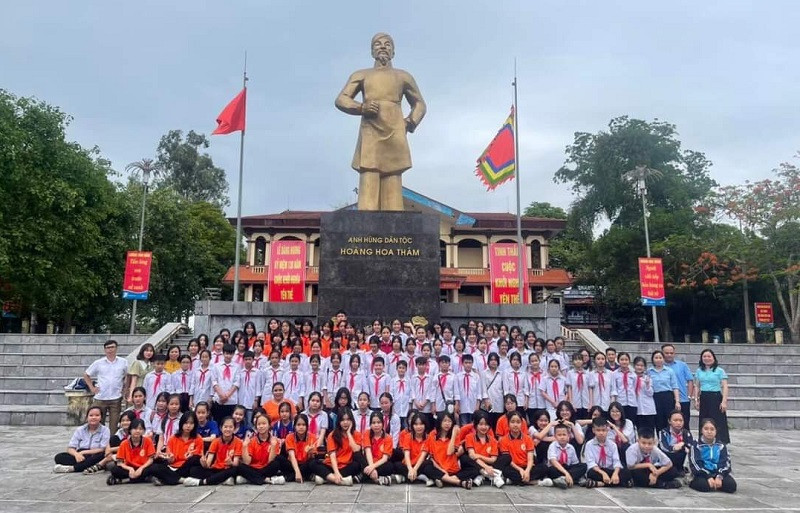 CLB Phóng viên nhỏ tham gia trải nghiệm thực tế tại Khu di tích lịch sử Hoàng Hoa Thám. CLB Phóng viên nhỏ tham gia trải nghiệm thực tế tại Khu di tích lịch sử Hoàng Hoa Thám.