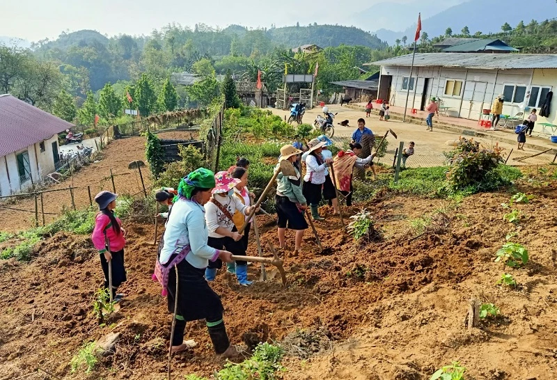 Bà con nhân dân thôn Sín Chải hỗ trợ san lấp mặt bằng để xây điểm trường Đồi Dù. Ảnh: T.A