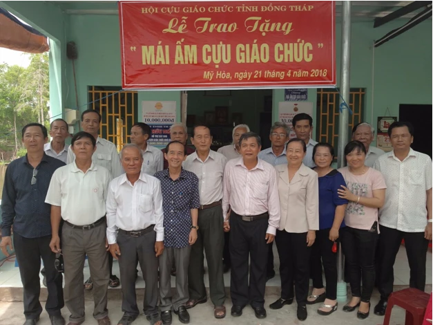 Bàn giao căn nhà “Mái ấm Cựu giáo chức” cho cựu giáo chức Trần Văn Nhan