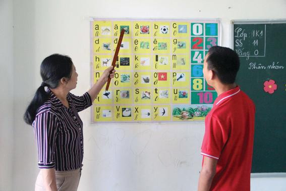 Buổi học của những đứa trẻ “đặc biệt” chủ yếu là đọc, viết bảng chữ cái.