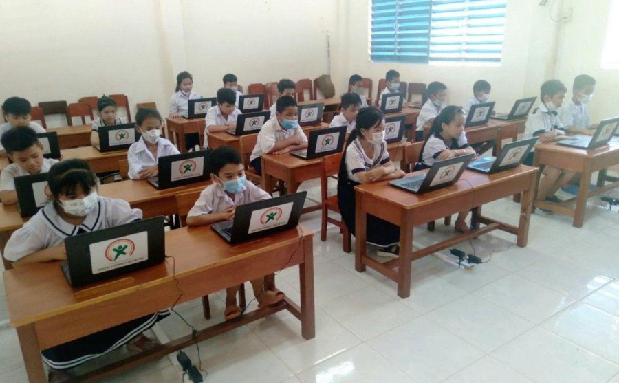 Học sinh lớp 3 ở An Giang được học với máy tính mới do Quỹ Dariu tài trợ.