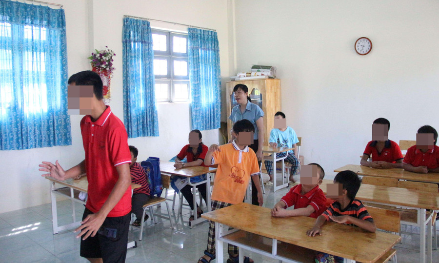 Cô Đỗ Thị Thanh Long cảm thông với hoàn cảnh bất hạnh của những đứa trẻ khiếm khuyết.