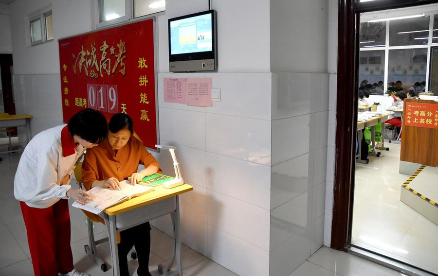 Một giáo viên trả lời câu hỏi bên ngoài lớp học tại một trường trung học ở Hàm Đan, tỉnh Hà Bắc. Ảnh: Sixthtone Một giáo viên trả lời câu hỏi bên ngoài lớp học tại một trường trung học ở Hàm Đan, tỉnh Hà Bắc. Ảnh: Sixthtone