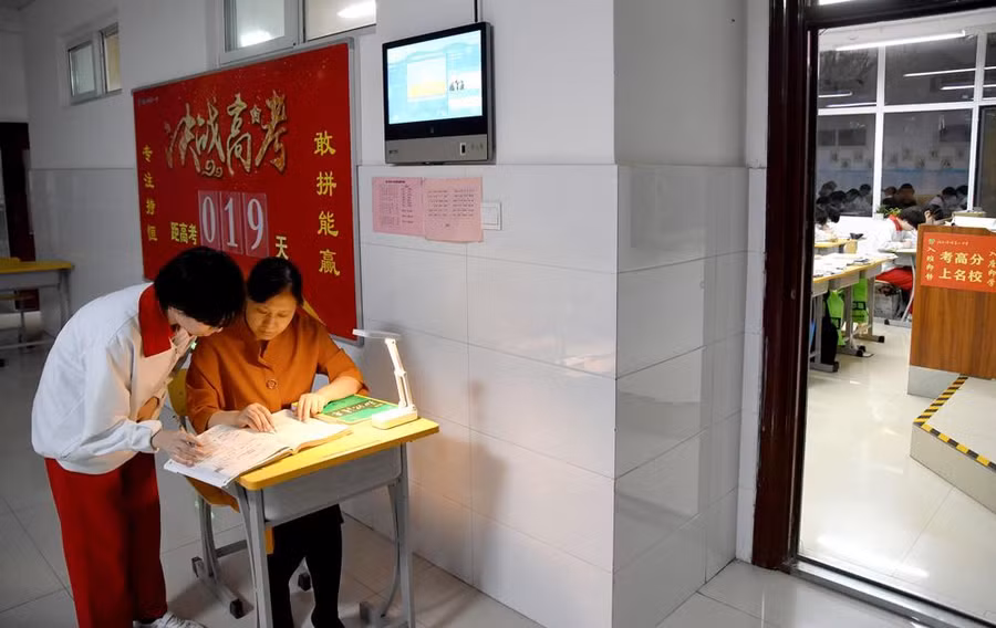 Một giáo viên trả lời câu hỏi bên ngoài lớp học tại một trường trung học ở Hàm Đan, tỉnh Hà Bắc. Ảnh: Sixthtone