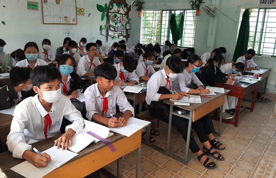 HS huyện biên giới Tân Hồng (Đồng Tháp) ngày đầu tiên trở lại trường.