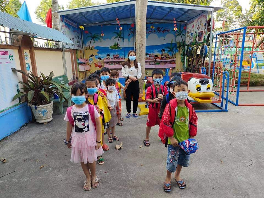 HS vùng biên giới đeo khẩu trang đến trường. HS vùng biên giới đeo khẩu trang đến trường.