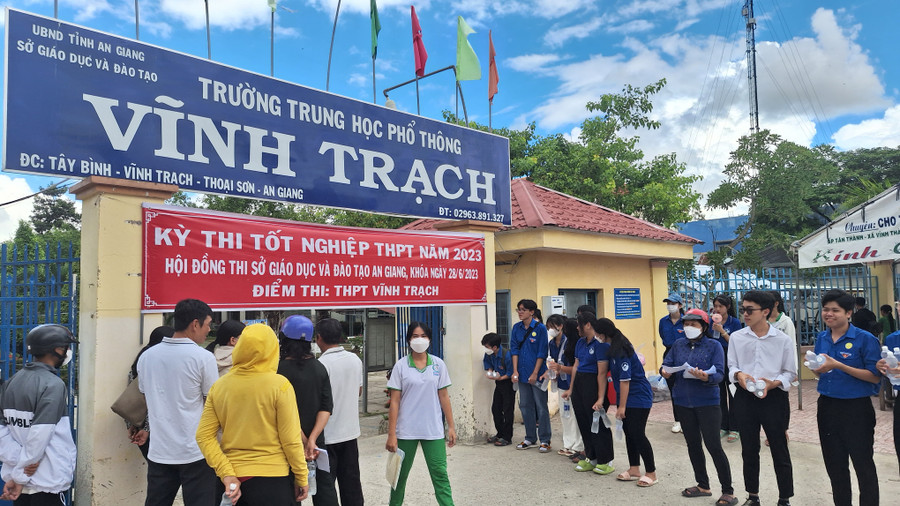 Nhiều phụ huynh chờ đón con tại Điểm thi Trường THPT Vĩnh Trạch (Thoại Sơn). Nhiều phụ huynh chờ đón con tại Điểm thi Trường THPT Vĩnh Trạch (Thoại Sơn).