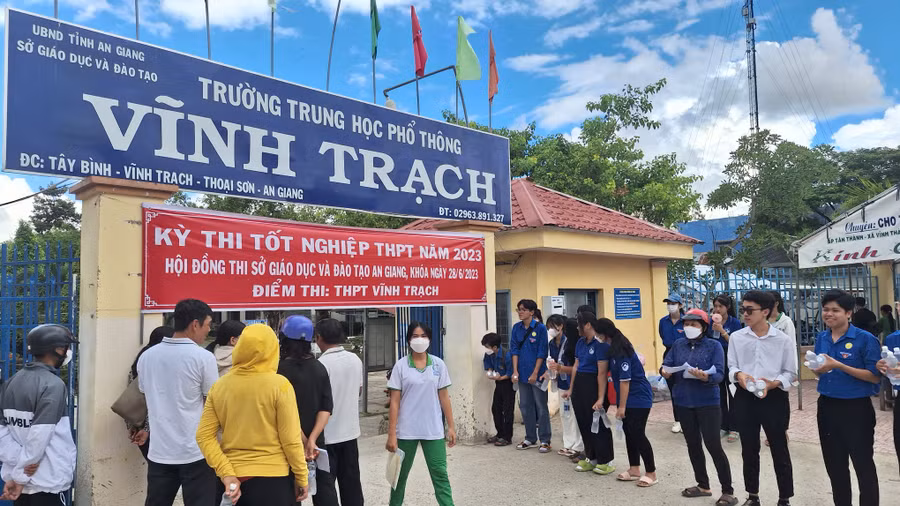 Nhiều phụ huynh chờ đón con tại Điểm thi Trường THPT Vĩnh Trạch (Thoại Sơn).