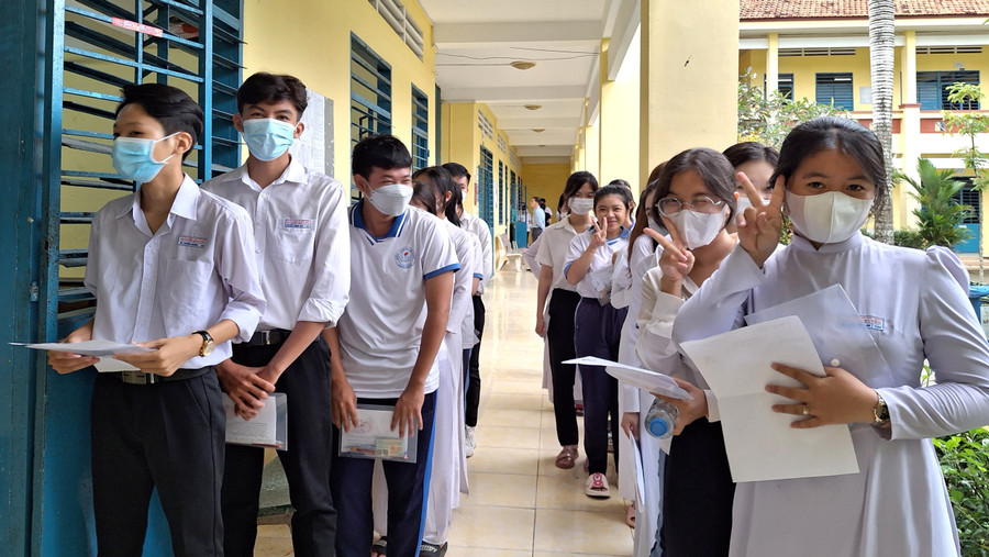 Thí sinh Điểm thi Trường THPT Nguyễn Khuyến (Thoại Sơn, An Giang) vui vẻ, tự tin trước giờ vào phòng thi sáng nay.