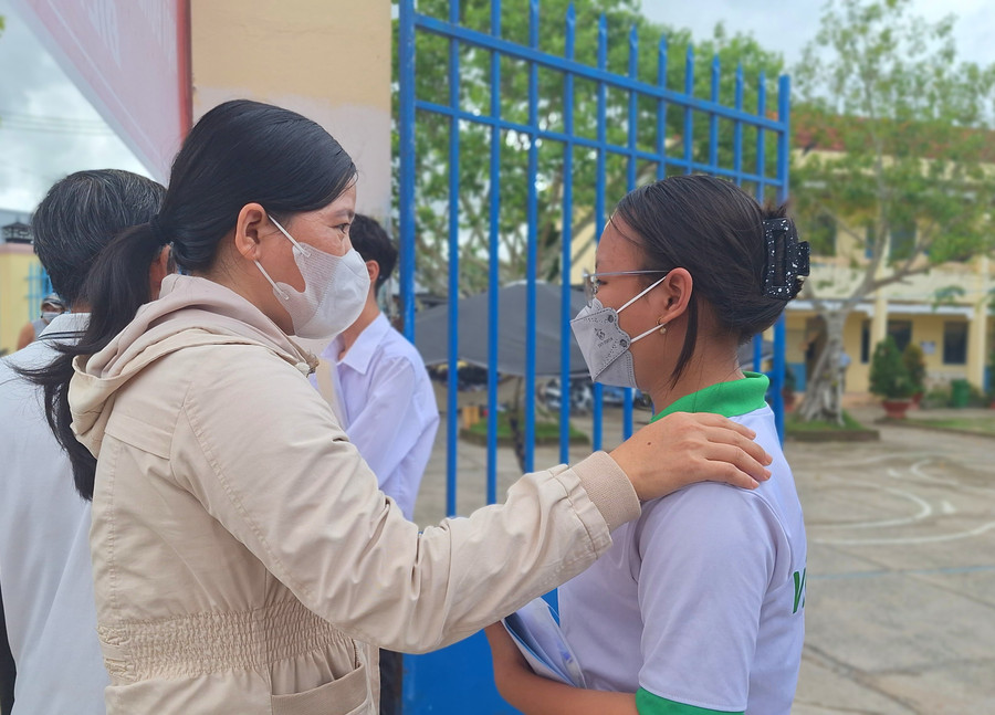 Một thí sinh tại Điểm thi Trường THPT Vĩnh Trạch (Thoại Sơn) chia sẻ niềm vui cùng mẹ sau khi rời phòng thi. Một thí sinh tại Điểm thi Trường THPT Vĩnh Trạch (Thoại Sơn) chia sẻ niềm vui cùng mẹ sau khi rời phòng thi.