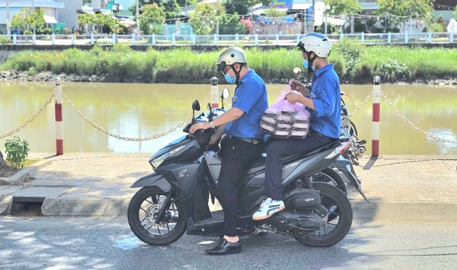 Nhóm thanh niên tình nguyện vận chuyển những phần cơm trưa miễn phí đến điểm thi tặng cho thí sinh. Nhóm thanh niên tình nguyện vận chuyển những phần cơm trưa miễn phí đến điểm thi tặng cho thí sinh.