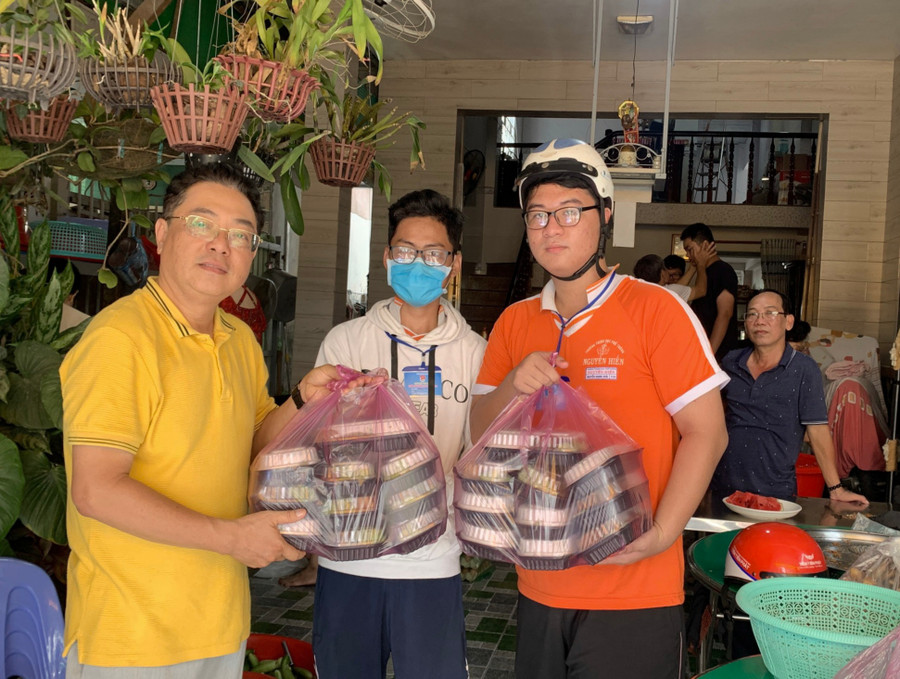 Thầy Võ Thanh Tùng trao những suất cơm chuyển đến tay các sĩ tử. Thầy Võ Thanh Tùng trao những suất cơm chuyển đến tay các sĩ tử.