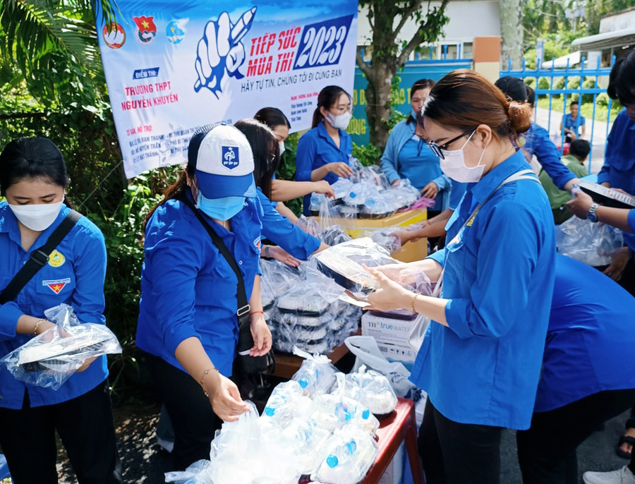 Những suất cơm trưa miễn phí đã sẵn sàng tại các điểm thi. Những suất cơm trưa miễn phí đã sẵn sàng tại các điểm thi.