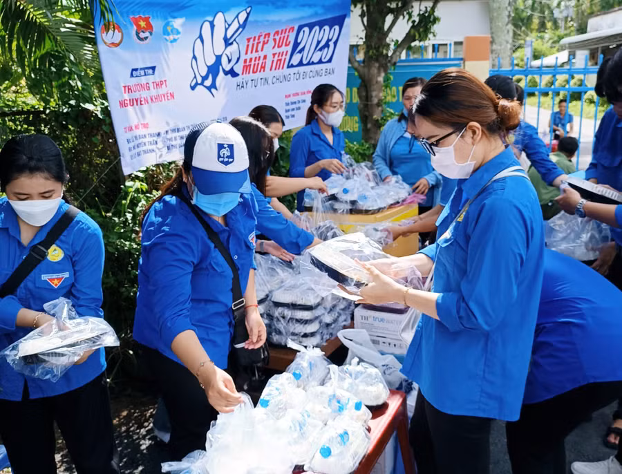 Những suất cơm trưa miễn phí đã sẵn sàng tại các điểm thi.