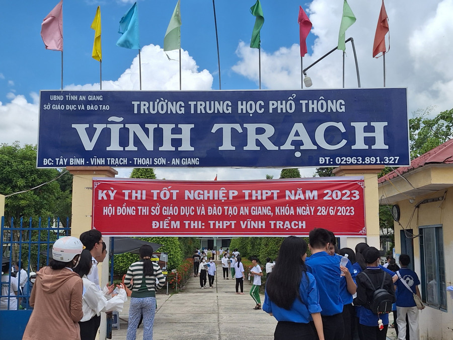 Chiều 29/6, thí sinh làm bài thi ngoại ngữ Kỳ thi tốt nghiệp THPT ảnh 27 Chiều 29/6, thí sinh làm bài thi ngoại ngữ Kỳ thi tốt nghiệp THPT ảnh 27