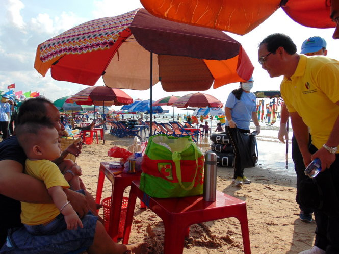 Ông Mai Ngọc Thuận - Bí thư Thành ủy Vũng Tàu (áo vàng) - xuống các bãi tắm, đến tận từng bàn du khách vận động không ăn nhậu, xả rác - Nguồn ảnh: Tuổi trẻ Ông Mai Ngọc Thuận - bí thư Thành ủy Vũng Tàu (áo vàng) - xuống các bãi tắm, đến tận từng bàn du khách vận động không ăn nhậu, xả rác - Ảnh: Đông Hà