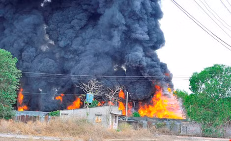 Cháy kho phế liệu ở Đồng Nai, cột khói bốc cao hàng chục mét - 3
