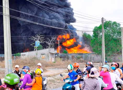 Cháy kho phế liệu ở Đồng Nai, cột khói bốc cao hàng chục mét - 4