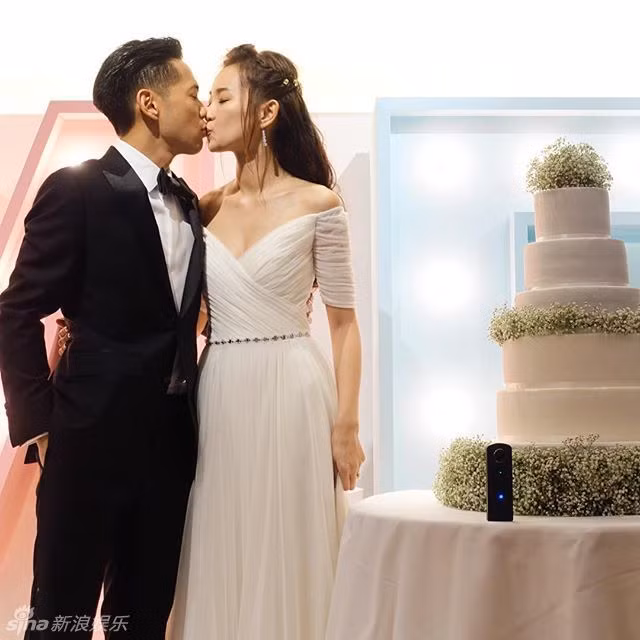 Cô dâu và chú rể trao nhau nụ hôn. Họ bên nhau sau nhiều dị nghị và tai tiếng. Cô dâu và chú rể trao nhau nụ hôn. Họ bên nhau sau nhiều dị nghị và tai tiếng.