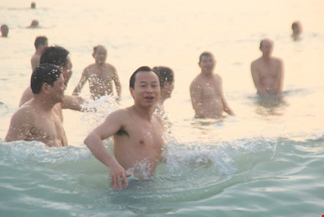 Bí thư Đà Nẵng Nguyễn Xuân Anh và lãnh đạo TP hồ hởi tắm biển cùng người dân và du khách tại biển Đà Nẵng - Nguồn ảnh: Pháp luật TP.HCM Bí thư Đà Nẵng Nguyễn Xuân Anh và lãnh đạo TP hồ hởi tắm biển cùng người dân và du khách tại biển Đà Nẵng