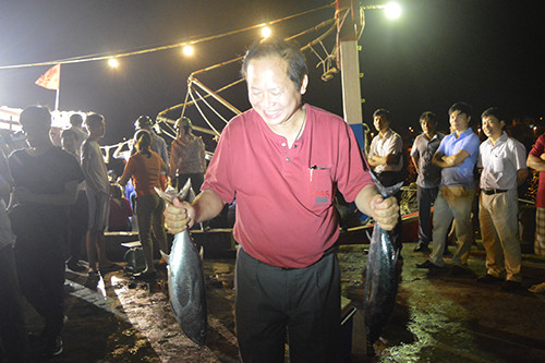 Bộ trưởng Trương Minh Tuấn mua cá ăn tại cảng. Nguồn ảnh: VnExpress Bộ trưởng Trương Minh Tuấn mua cá ăn tại cảng. Ảnh: Hoàng Táo.