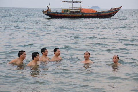 Các lãnh đạo Sở Tài nguyên và Môi trường tắm biển lúc chiều 30/4 - Nguồn ảnh: Công an TP.HCM Các lãnh đạo Sở Tài nguyên và Môi trường tắm biển lúc chiều 30-4