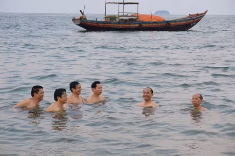 Các lãnh đạo Sở Tài nguyên và Môi trường tắm biển lúc chiều 30-4