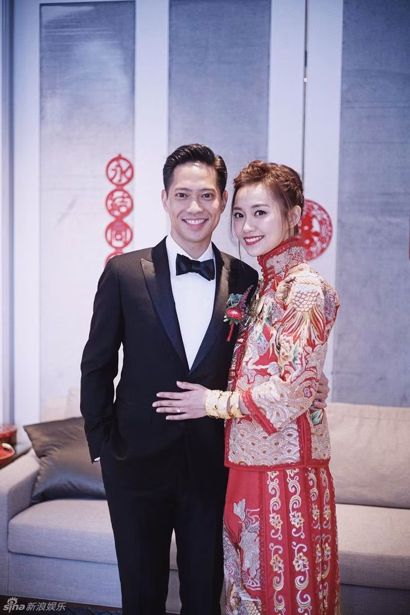 Nữ diễn viên Lan Quế Phường dịu dàng trong trang phục truyền thống long phượng, e ấp bên chú rể. Nữ diễn viên Lan Quế Phường dịu dàng trong trang phục truyền thống long phượng, e ấp bên chú rể.