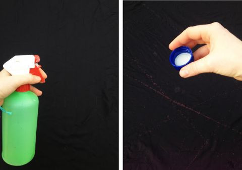 Bình xịt nước hoặc dung dịch loại bỏ nếp nhăn đều làm phẳng quần áo. Mô tả ảnh.