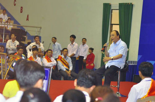 Thủ tướng ngồi trên ghế xoay đối thoại với công nhân - Nguồn ảnh: Vietnamnet Thủ tướng ngồi trên ghế xoay đối thoại với công nhân - Nguồn ảnh: Vietnamnet